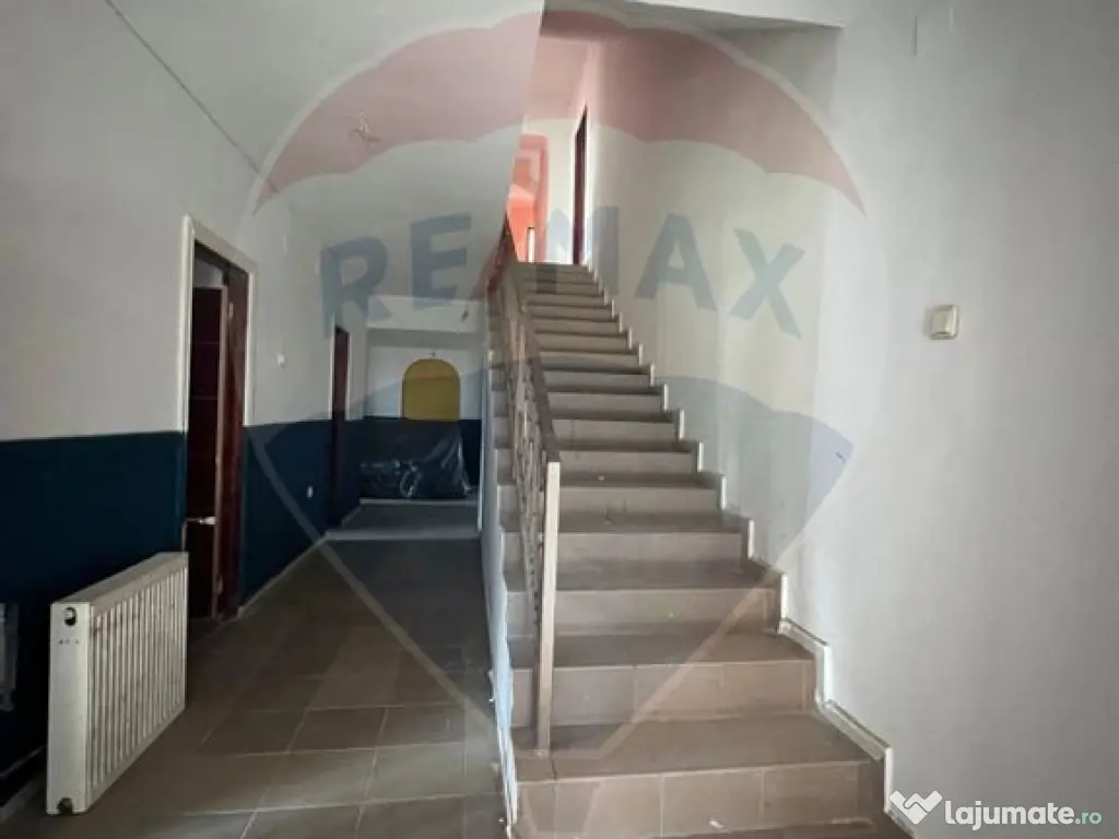 Pensiune/Casă cu 18 camere de vânzare în Campulung Mol... 