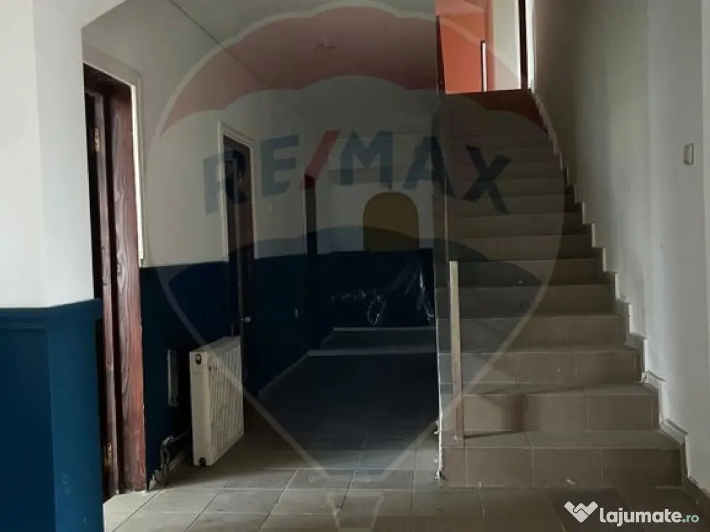 Pensiune/Casă cu 18 camere de vânzare în Campulung Mol... 