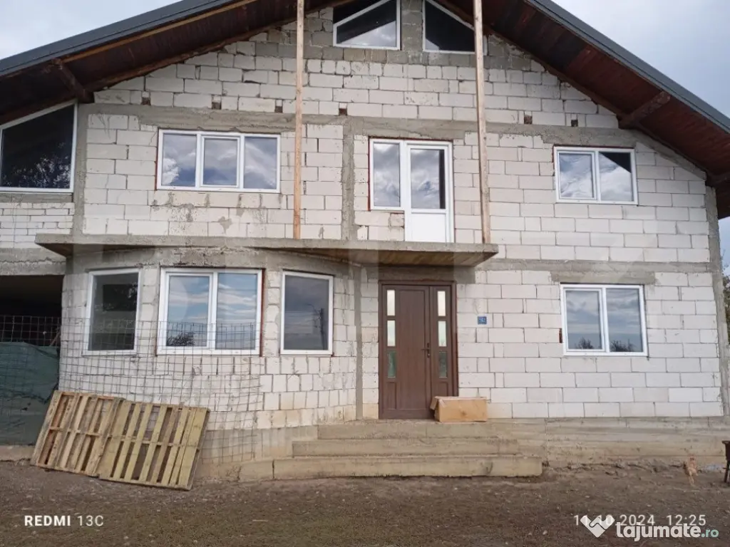 Casa individuala, la rosu, 3 camere, 226 mp, 500 mp de teren