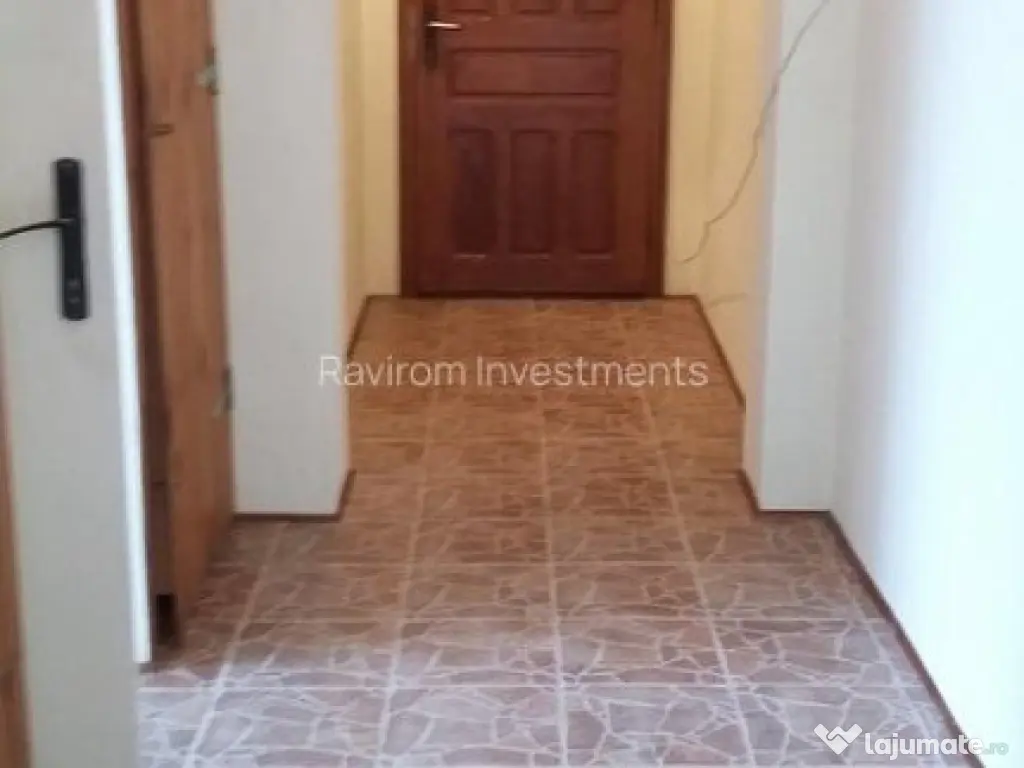 Apartament trei camere etaj 2 nemobilat 9 Mai vis - a - vis de Sportiv 