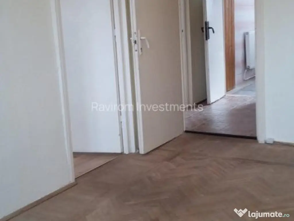 Apartament trei camere etaj 2 nemobilat 9 Mai vis - a - vis de Sportiv 