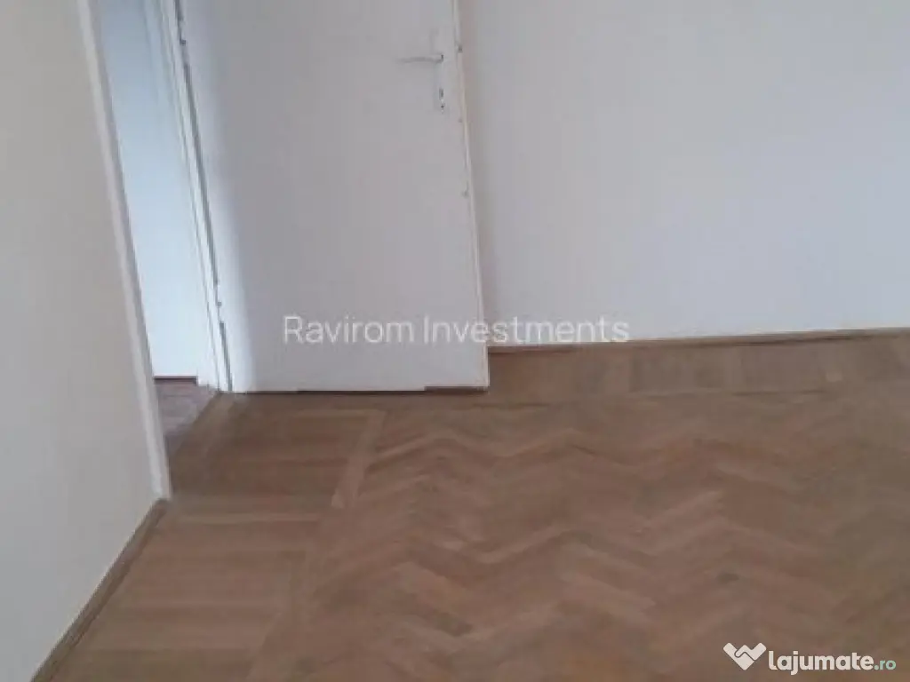 Apartament trei camere etaj 2 nemobilat 9 Mai vis - a - vis de Sportiv 