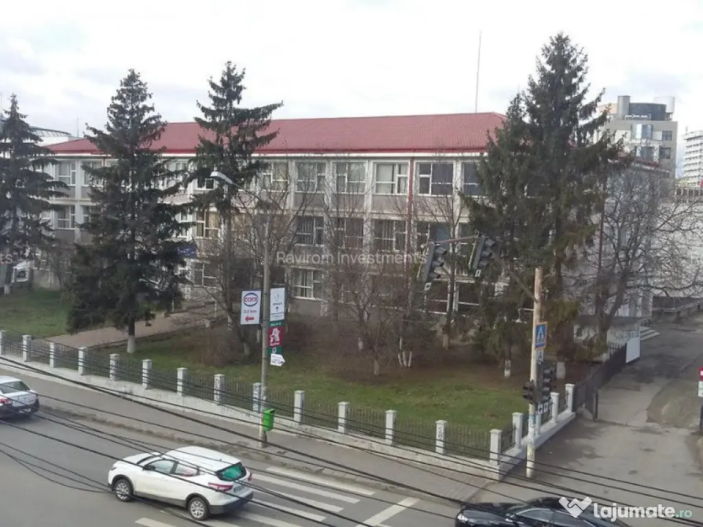 Apartament trei camere etaj 2 nemobilat 9 Mai vis - a - vis de Sportiv 