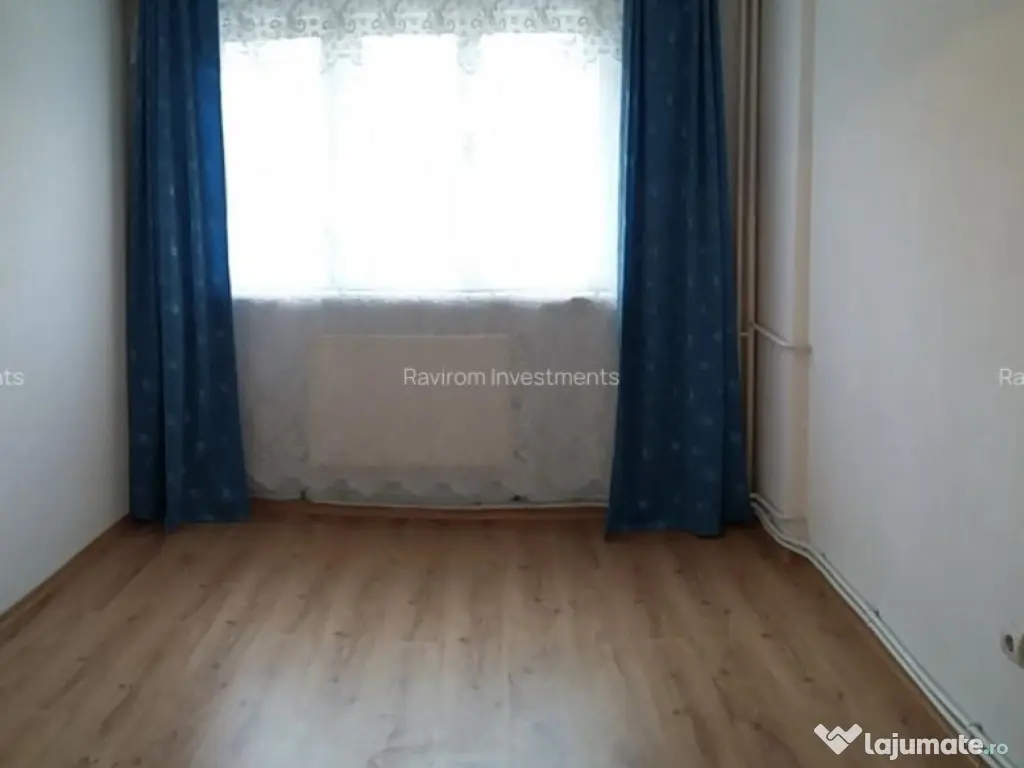 Apartament trei camere etaj 2 nemobilat 9 Mai vis - a - vis de Sportiv 
