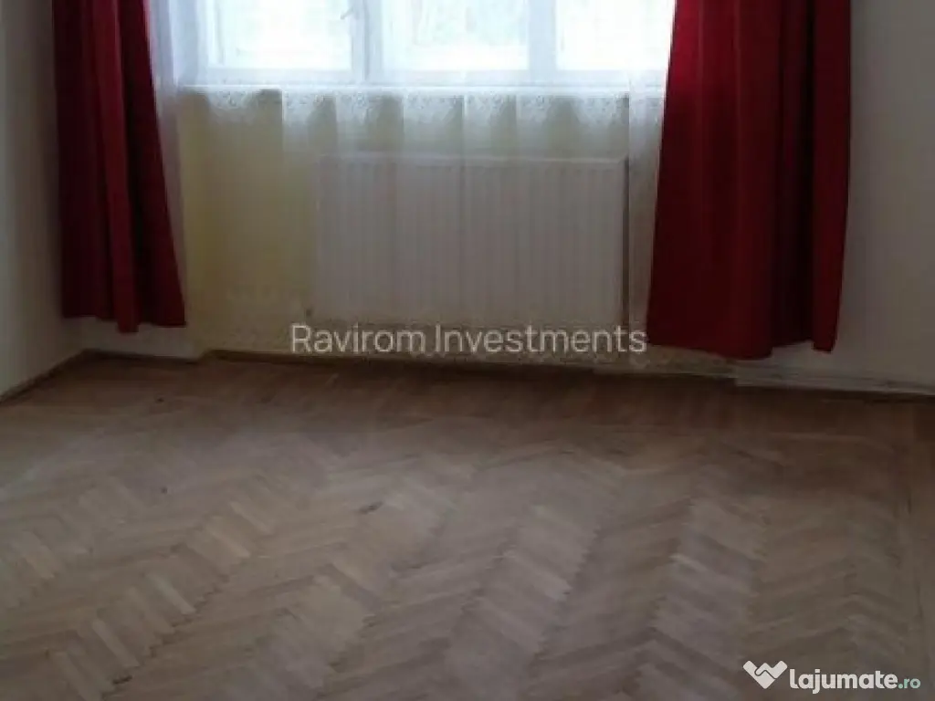 Apartament trei camere etaj 2 nemobilat 9 Mai vis - a - vis de Sportiv 