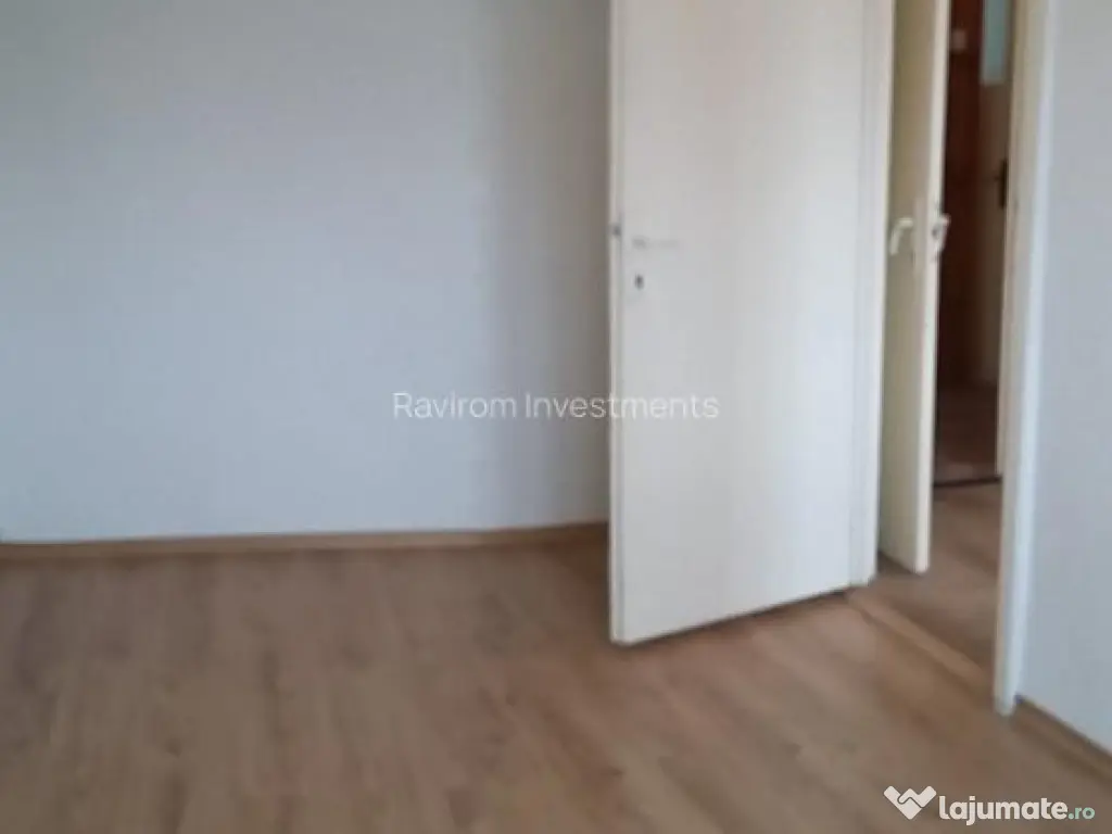Apartament trei camere etaj 2 nemobilat 9 Mai vis - a - vis de Sportiv 