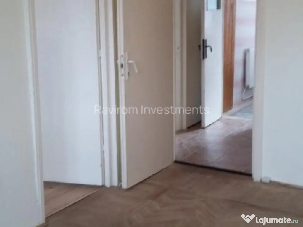 Apartament trei camere etaj 2 nemobilat 9 Mai vis - a - vis de Sportiv 