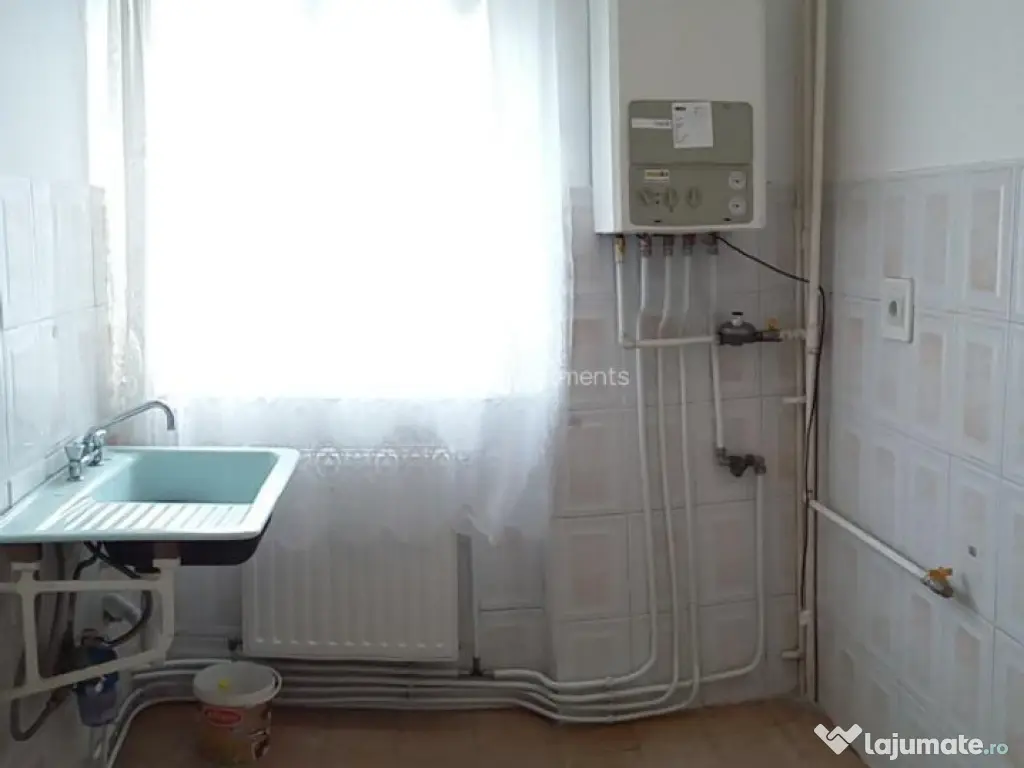 Apartament trei camere etaj 2 nemobilat 9 Mai vis - a - vis de Sportiv 