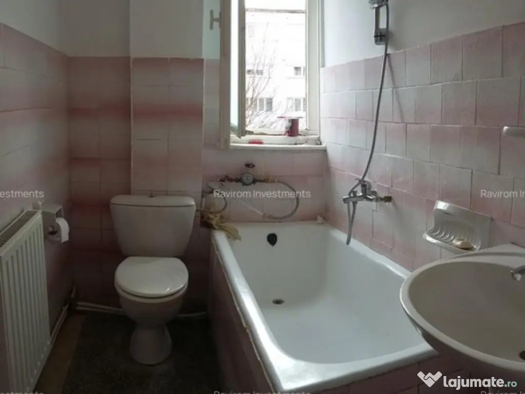 Apartament trei camere etaj 2 nemobilat 9 Mai vis - a - vis de Sportiv 