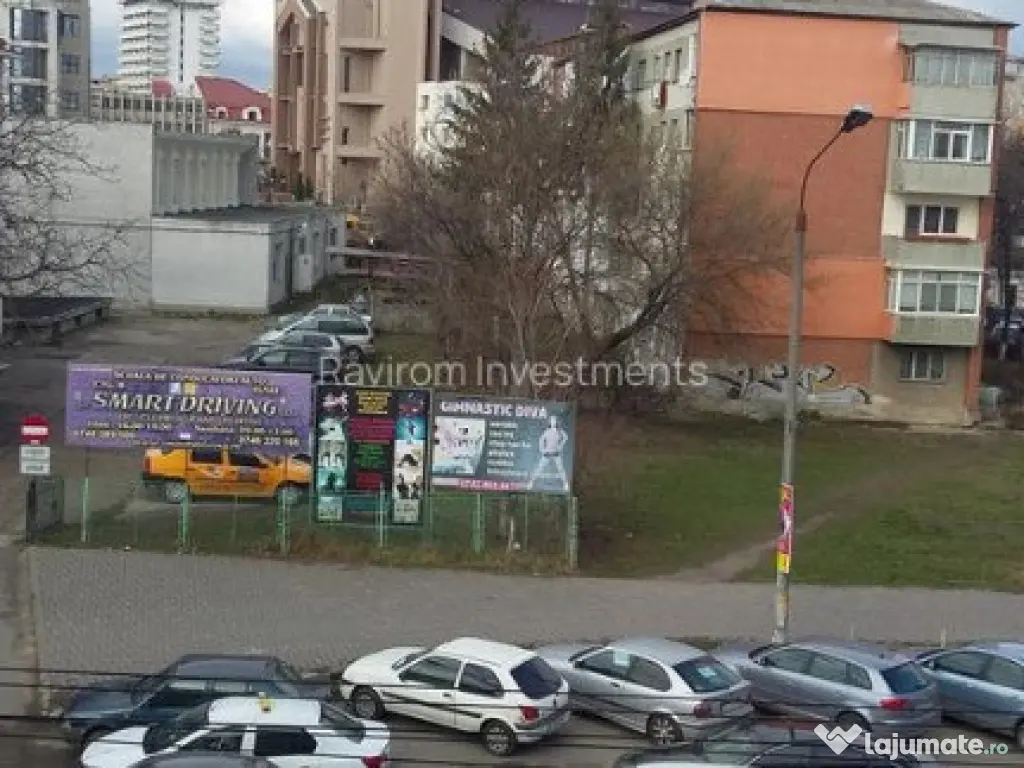 Apartament trei camere etaj 2 nemobilat 9 Mai vis - a - vis de Sportiv 