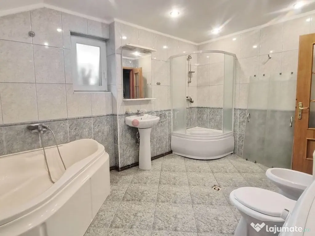 De vanzare apartament cu 3 camere central. 