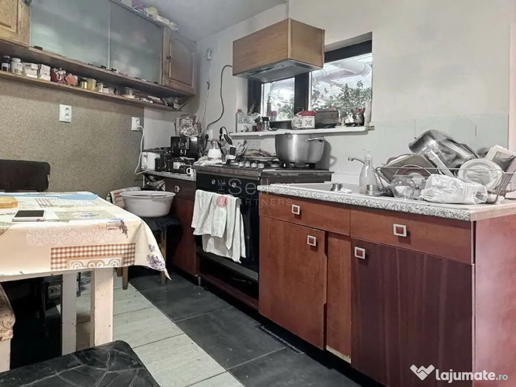 Curte Generoasa | Loc de Parcare 