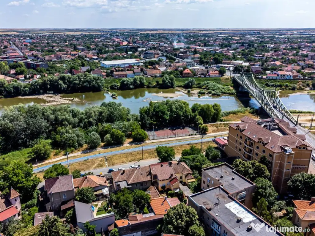 Casă pe Faleza Mureșului 