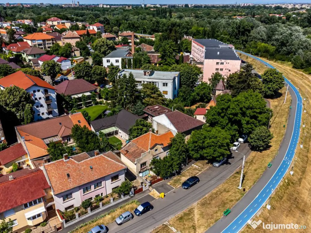 Casă pe Faleza Mureșului 