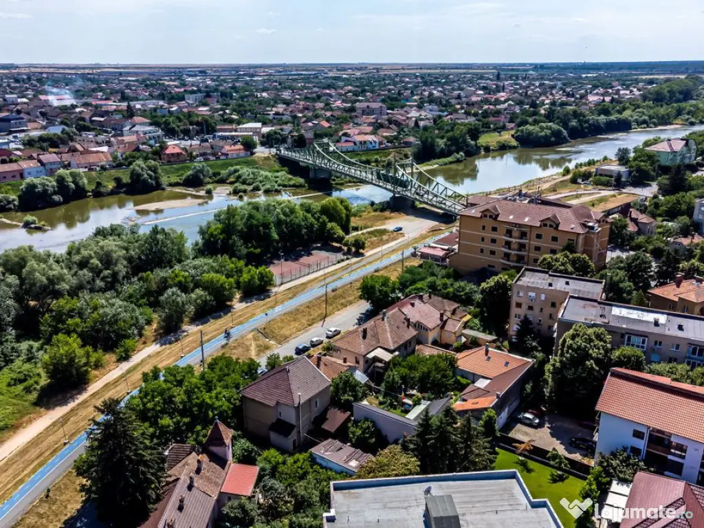 Casă pe Faleza Mureșului 