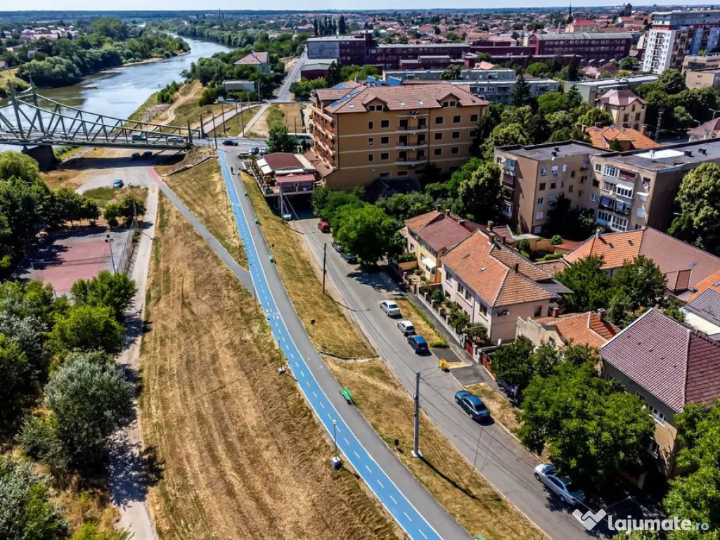 Casă pe Faleza Mureșului 