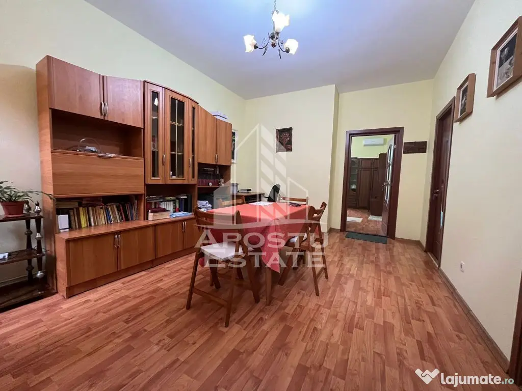 Apartament cu 3 camere, semidecomandat,situat in zona Cen...