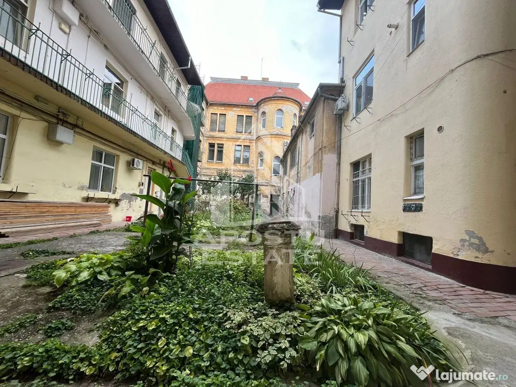 Apartament cu 3 camere, semidecomandat,situat in zona Cen...