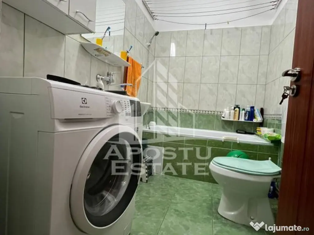 Apartament cu 3 camere, semidecomandat,situat in zona Cen...