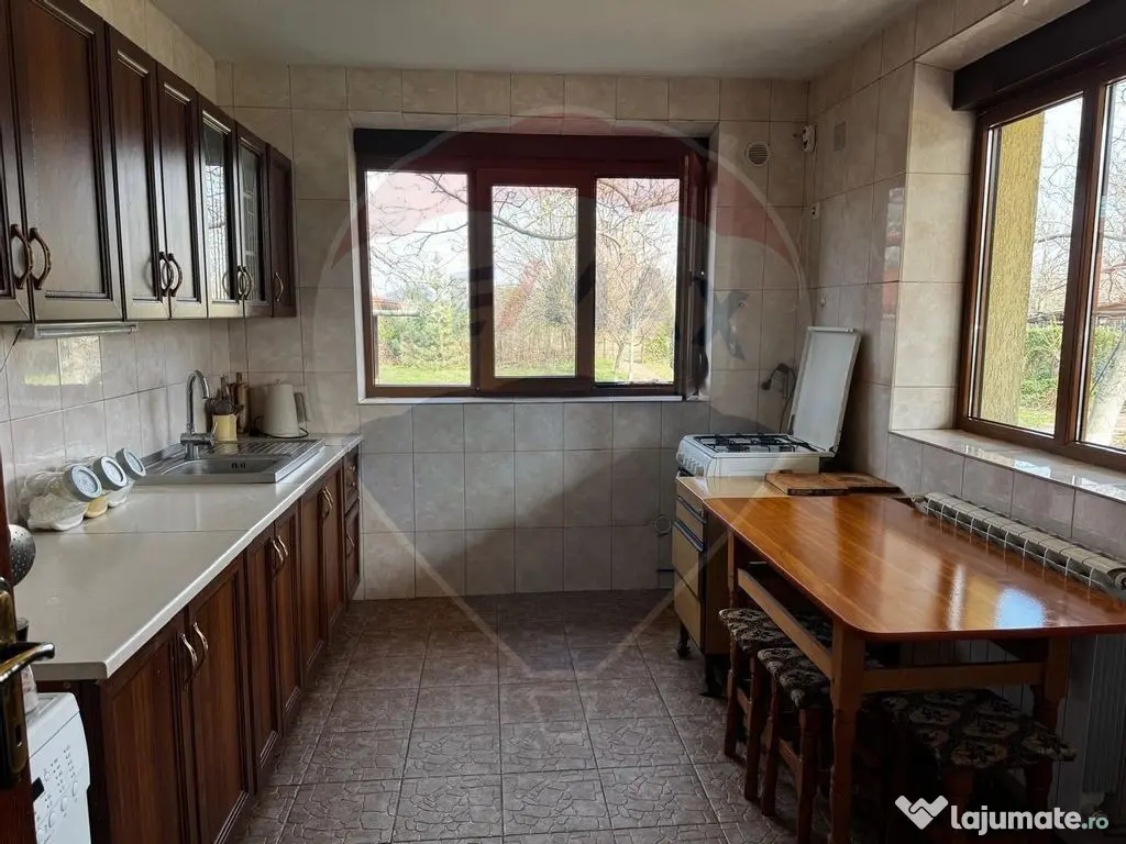 Casă de vânzare cu livadă și piscină – Giurgiu 