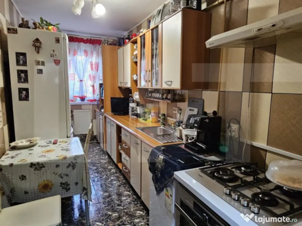 Apartament de 3 camere, decomandat, zona Garii