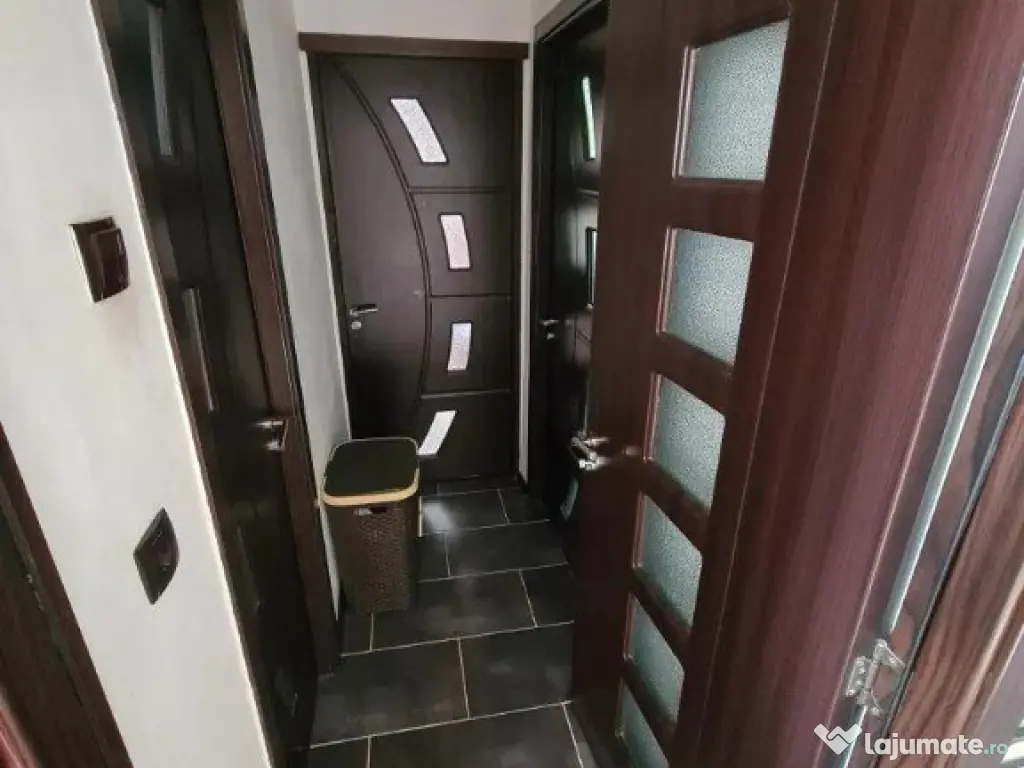 Apartament 3 camere, decomandat - zona Vlahuta