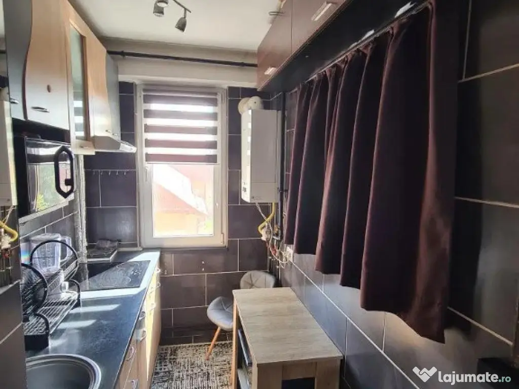 Apartament 3 camere, decomandat - zona Vlahuta