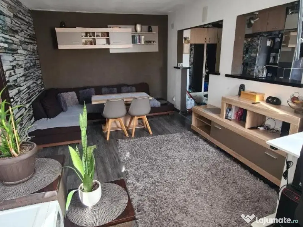 Apartament 3 camere, decomandat - zona Vlahuta