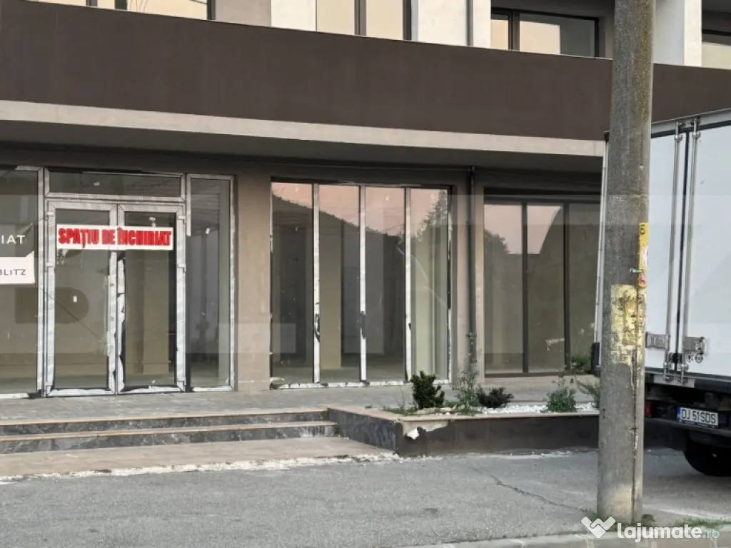 Spațiu comercial parter bloc nou, 109 mp open space, vitrin
