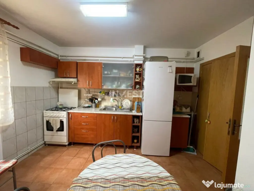 Apartament 3 camere, 2 bai, inclus garaj si boxa, zona Pacur 