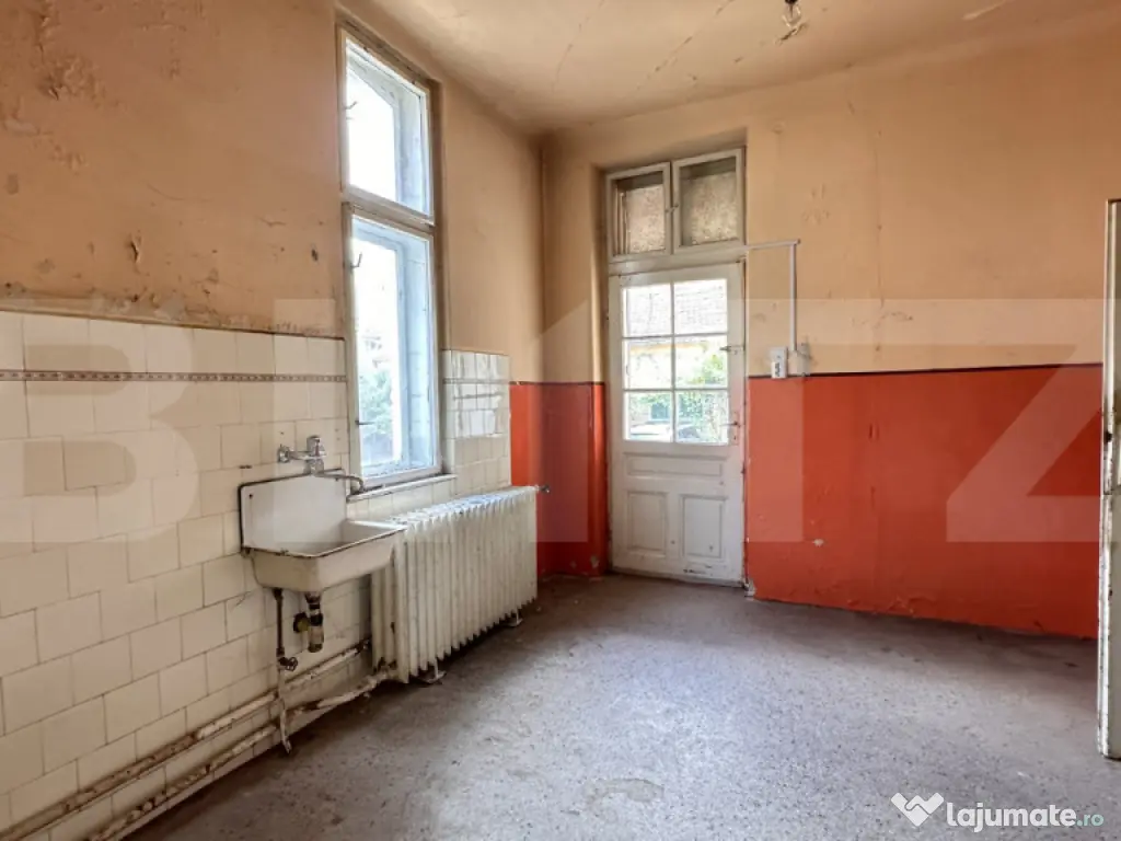 Casa de vanzare, cu 4 camere, demisol 122 mp, zona ultracent