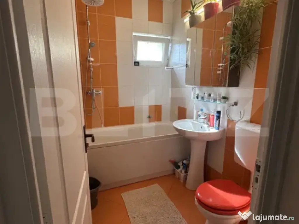 Apartament de vanzare, cu 3 camere, 85 mp, mobilat cu parcar