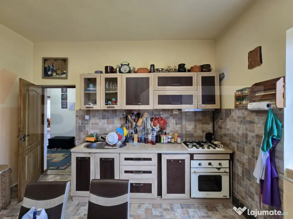 Apartament in casa 100 mp, 3 camere, teren 260mp, zona Dambu