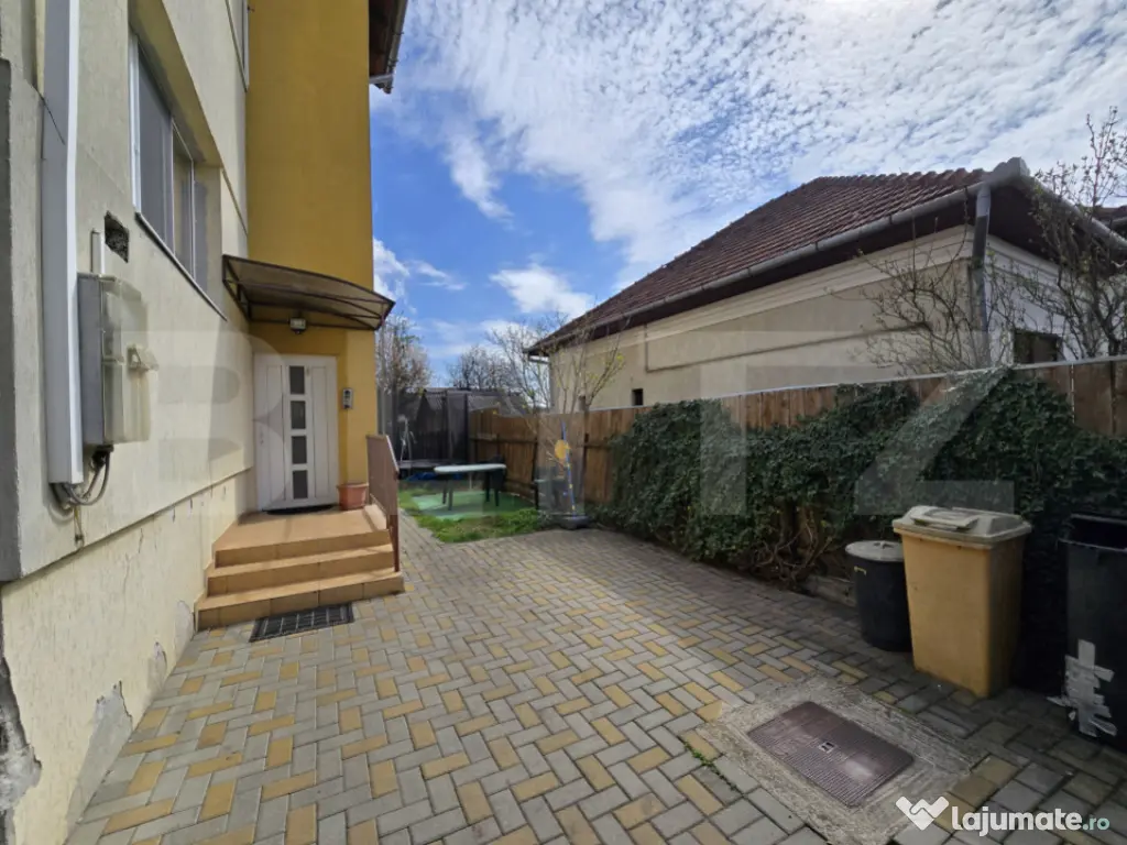 Apartament in casa 100 mp, 3 camere, teren 260mp, zona Dambu