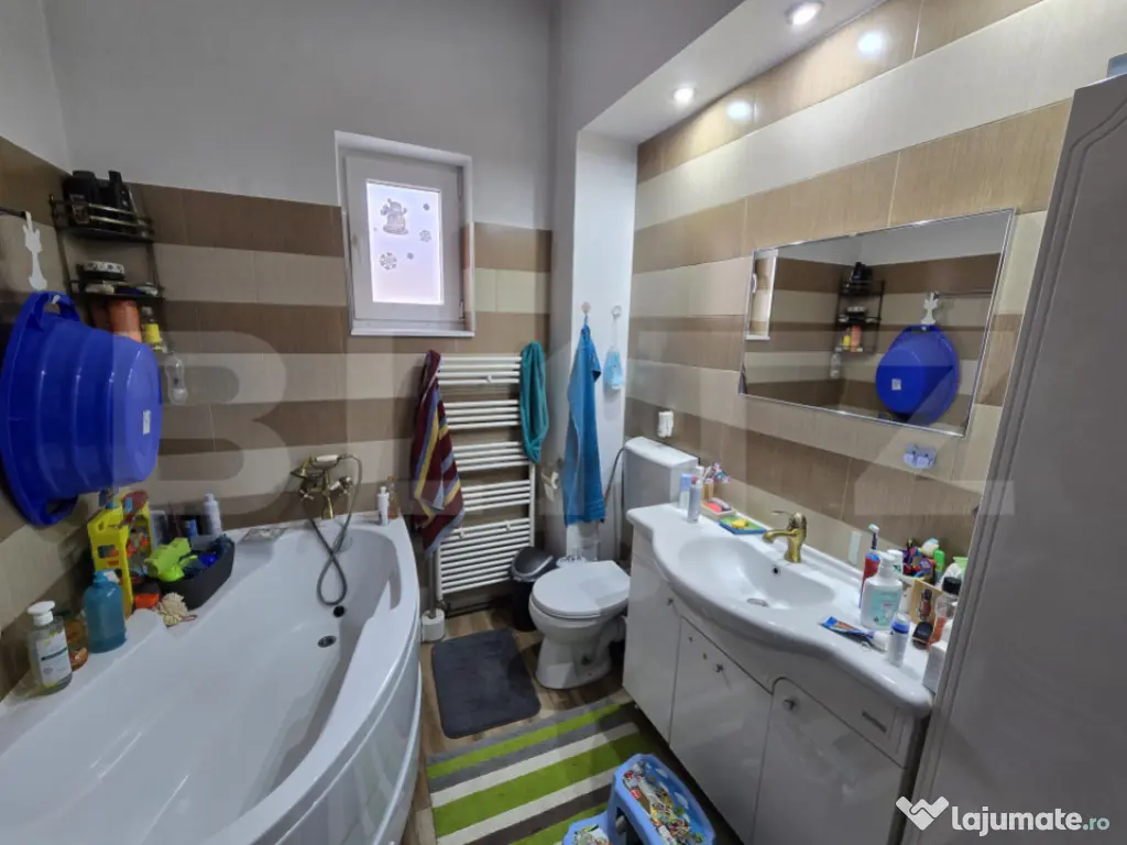 Apartament in casa 100 mp, 3 camere, teren 260mp, zona Dambu