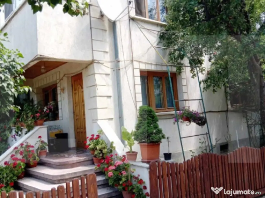 Casă cu spațiu adiacent pentru locuință/activitate profe