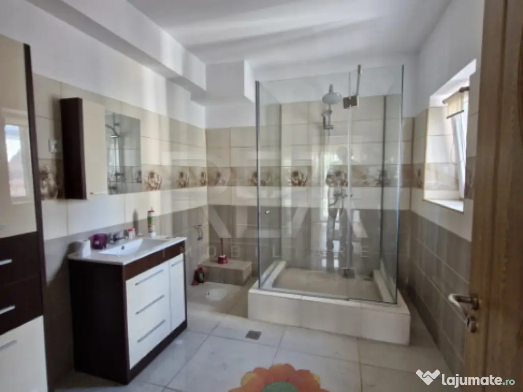 Vilă 7 camere Sălăjan, centrală, an 2020, 281 mp 