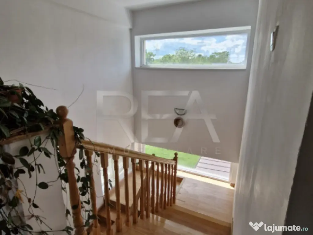 Vilă 7 camere Sălăjan, centrală, an 2020, 281 mp 