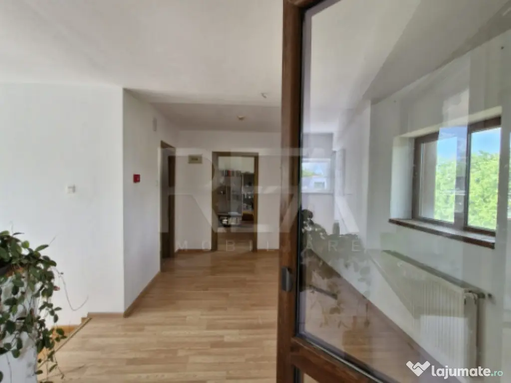 Vilă 7 camere Sălăjan, centrală, an 2020, 281 mp 