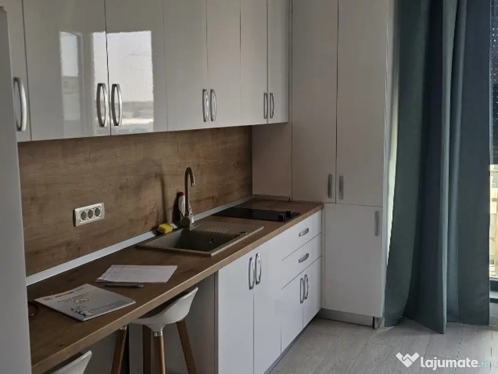 Garsoniera , prima linie la mare