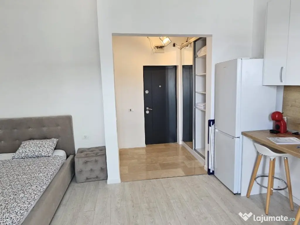 Garsoniera , prima linie la mare