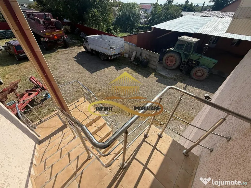 Casa de vanzare in Bacau Saucesti spatioasă cu etaj separat 
