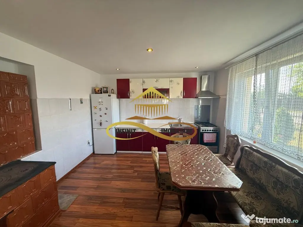 Casa de vanzare in Bacau Saucesti spatioasă cu etaj separat 