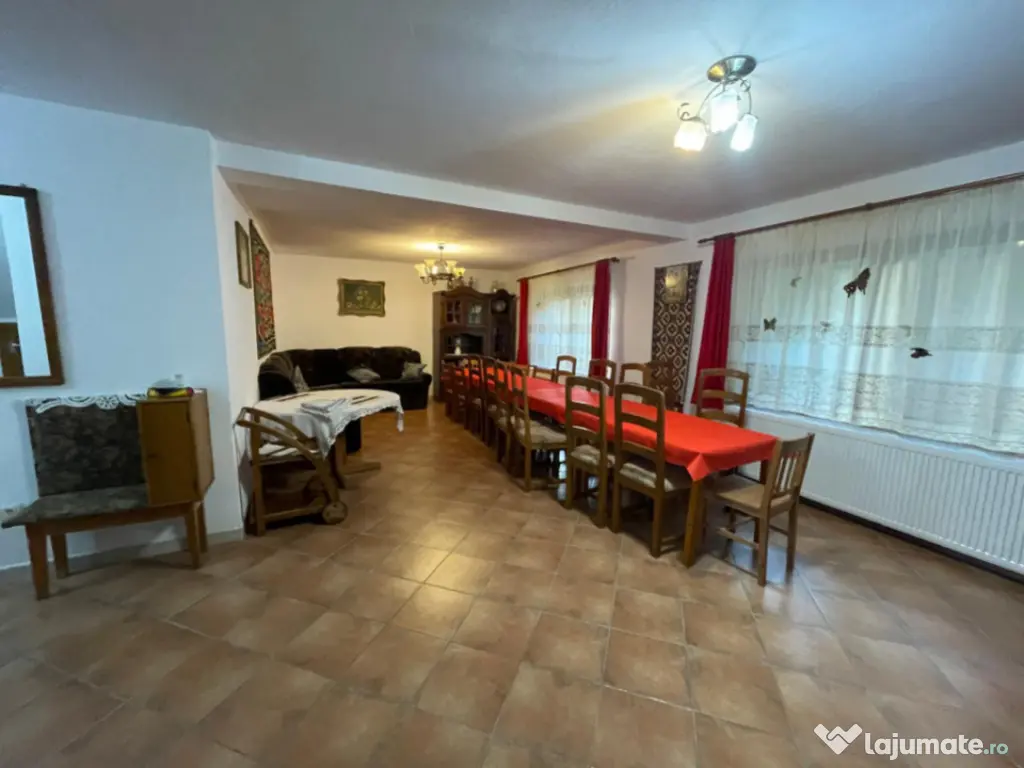 Pensiune funcțională de vânzare, cu 6 camere, 200 mp, zon