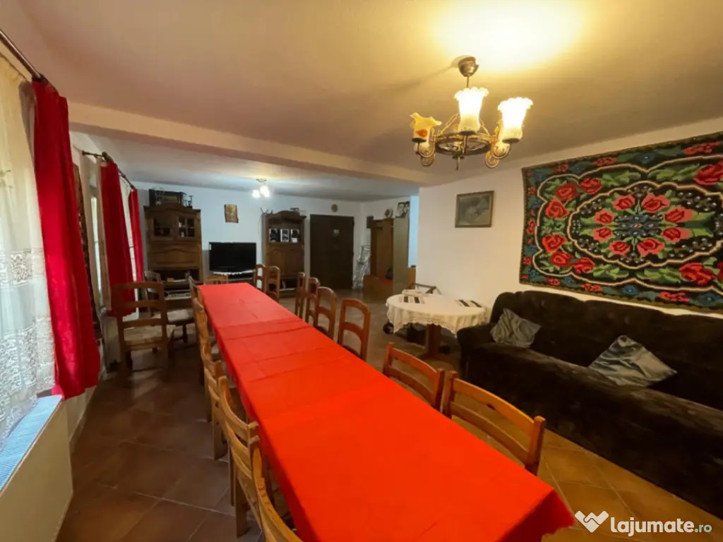 Pensiune funcțională de vânzare, cu 6 camere, 200 mp, zon