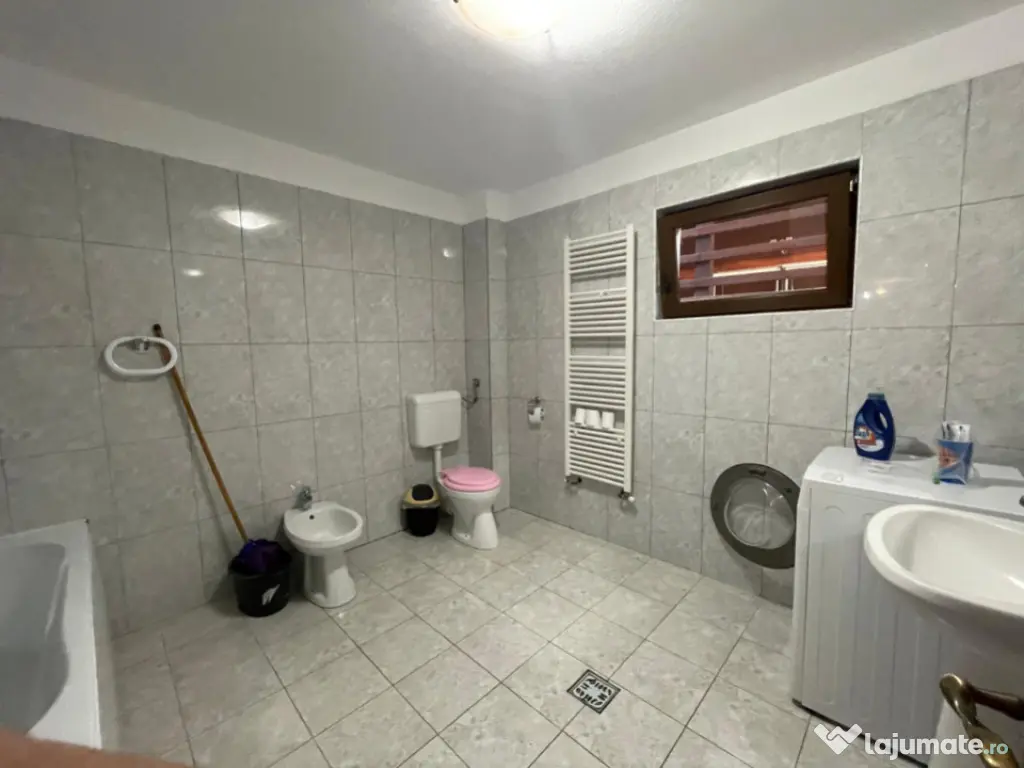 Pensiune funcțională de vânzare, cu 6 camere, 200 mp, zon