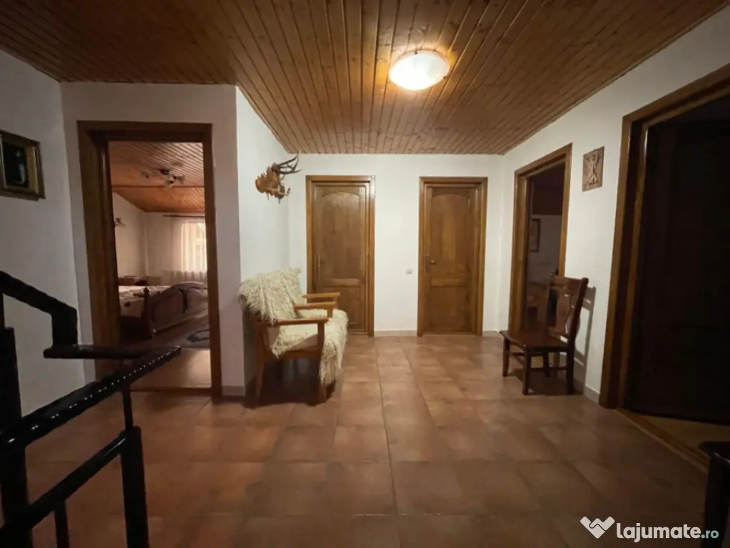 Pensiune funcțională de vânzare, cu 6 camere, 200 mp, zon