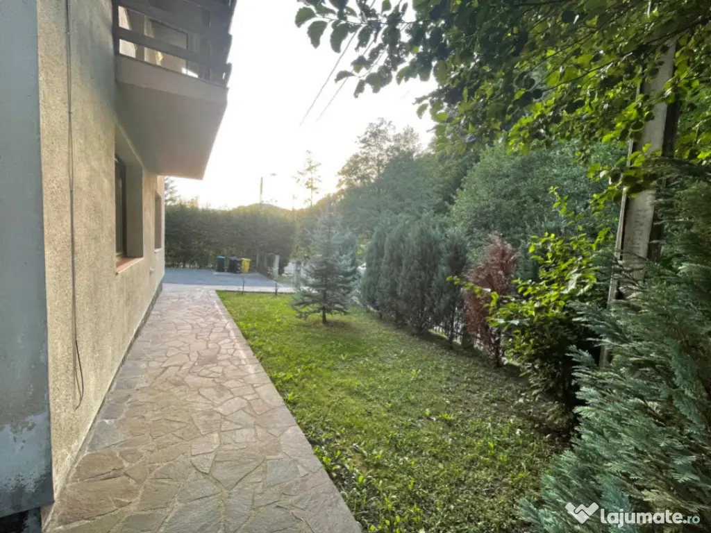 Pensiune funcțională de vânzare, cu 6 camere, 200 mp, zon