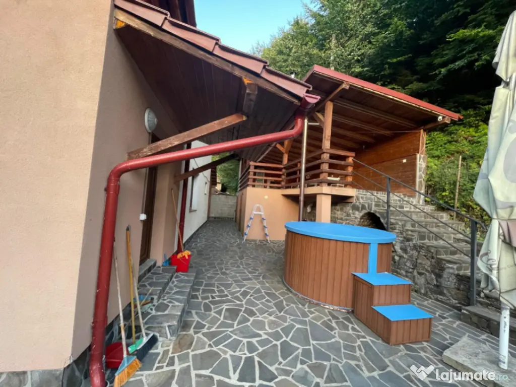 Pensiune funcțională de vânzare, cu 6 camere, 200 mp, zon