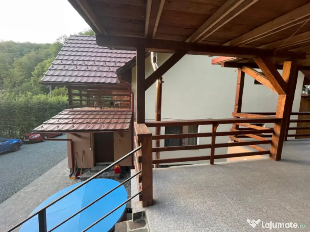 Pensiune funcțională de vânzare, cu 6 camere, 200 mp, zon